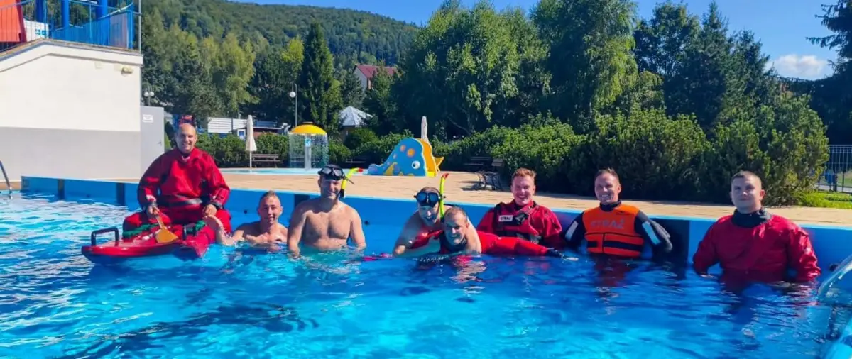 Ćwiczenia ratownictwa wodnego na pływalni "Delfin" w Ustrzykach Dolnych