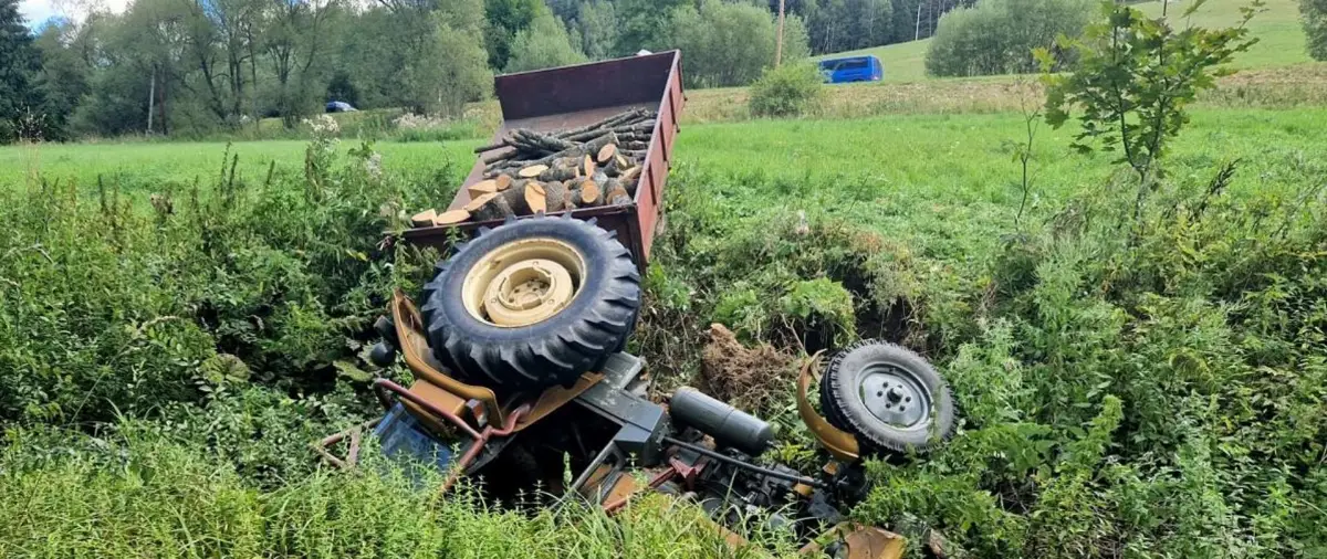Wypadek z udziałem ciągnika rolniczego w Czarnej