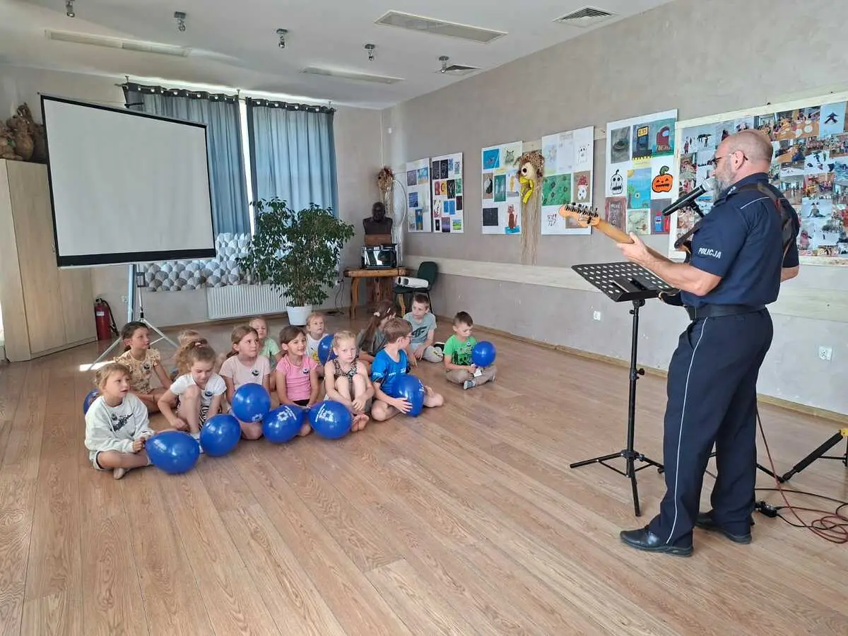 Spotkanie policjantów z dziećmi w Lutowiskach