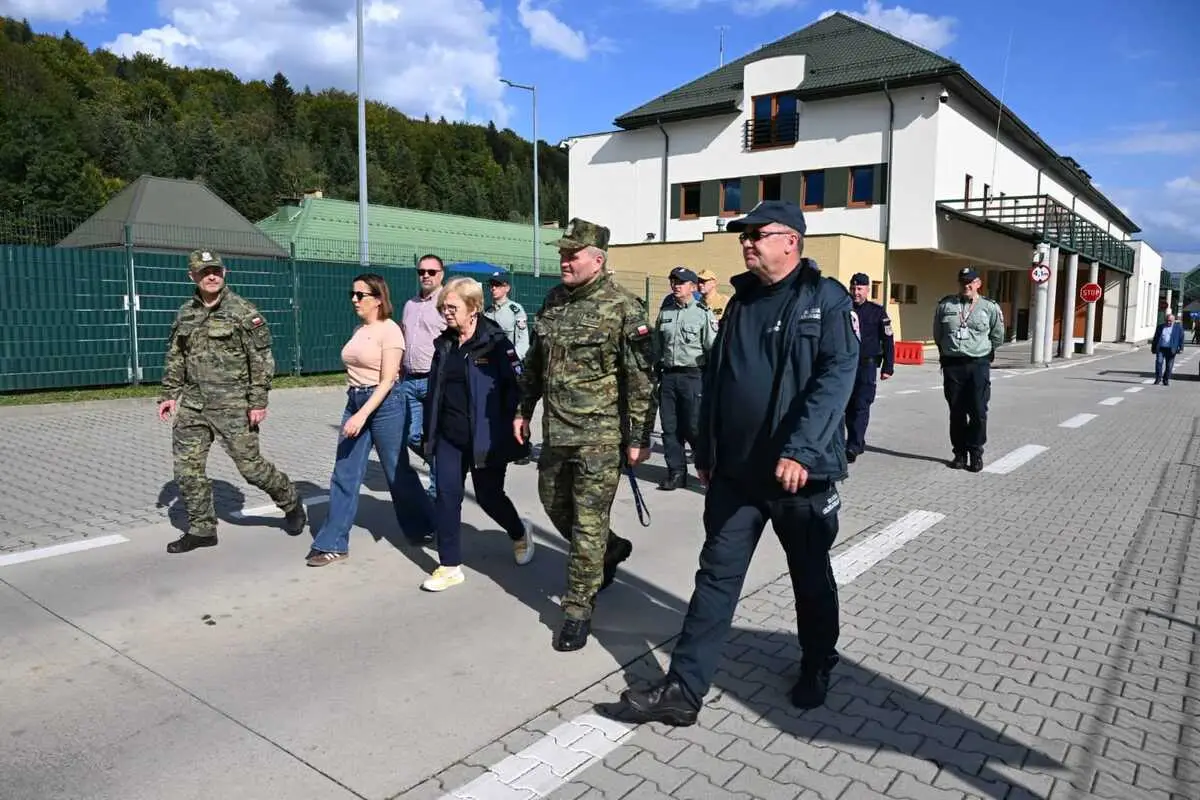 Spotkanie służb na przejściu granicznym w Krościenku