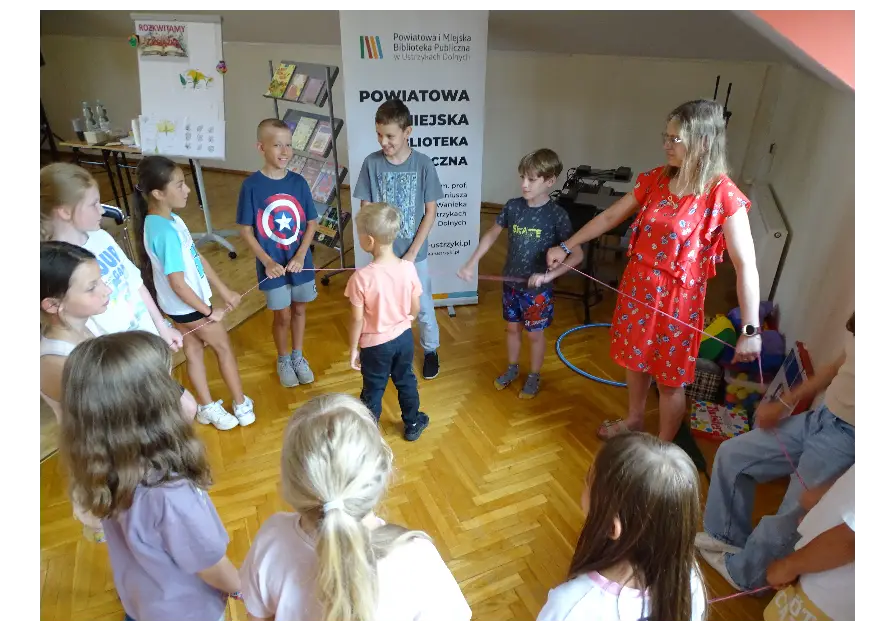 Zajęcia plastyczne z kolorowymi kwiatami i zabawami zręcznościowymi
