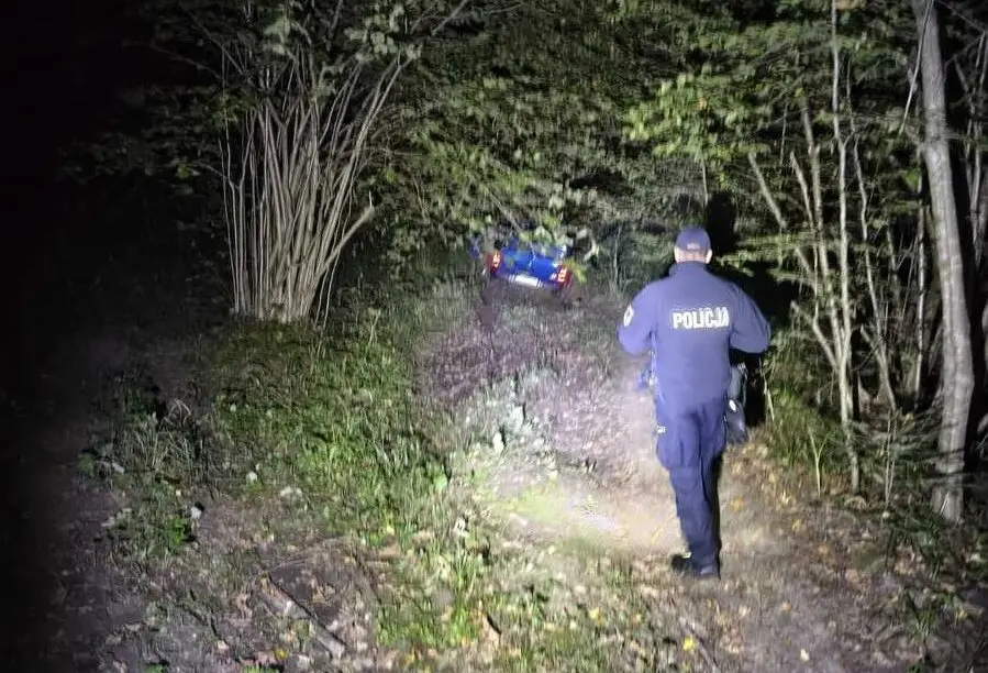 Policjanci odnaleźli kobietę, która utknęła samochodem w lesie