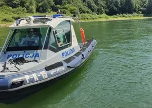 Bezpieczeństwo nad wodą i w podróży – zasady na czas upałów